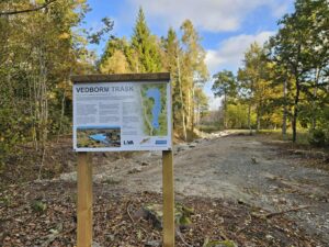 http://Informationsskylt%20placerad%20i%20naturen%20vid%20Vedborm%20Träsk.